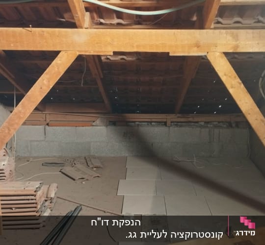 קורות עץ, רעפים, אריחים, חוטים, עליית גג